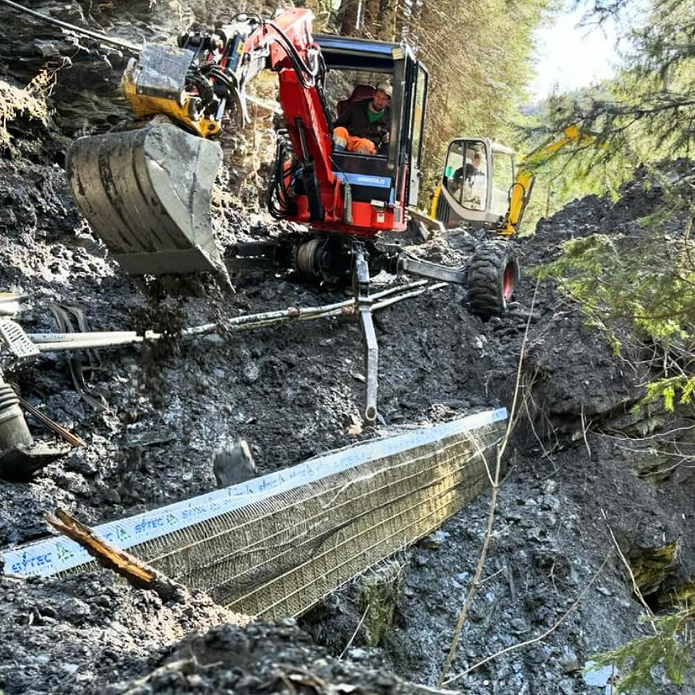 Waldwegbau mit Bagger durch Hemmi Forst AG, Churwalden (Graubünden)