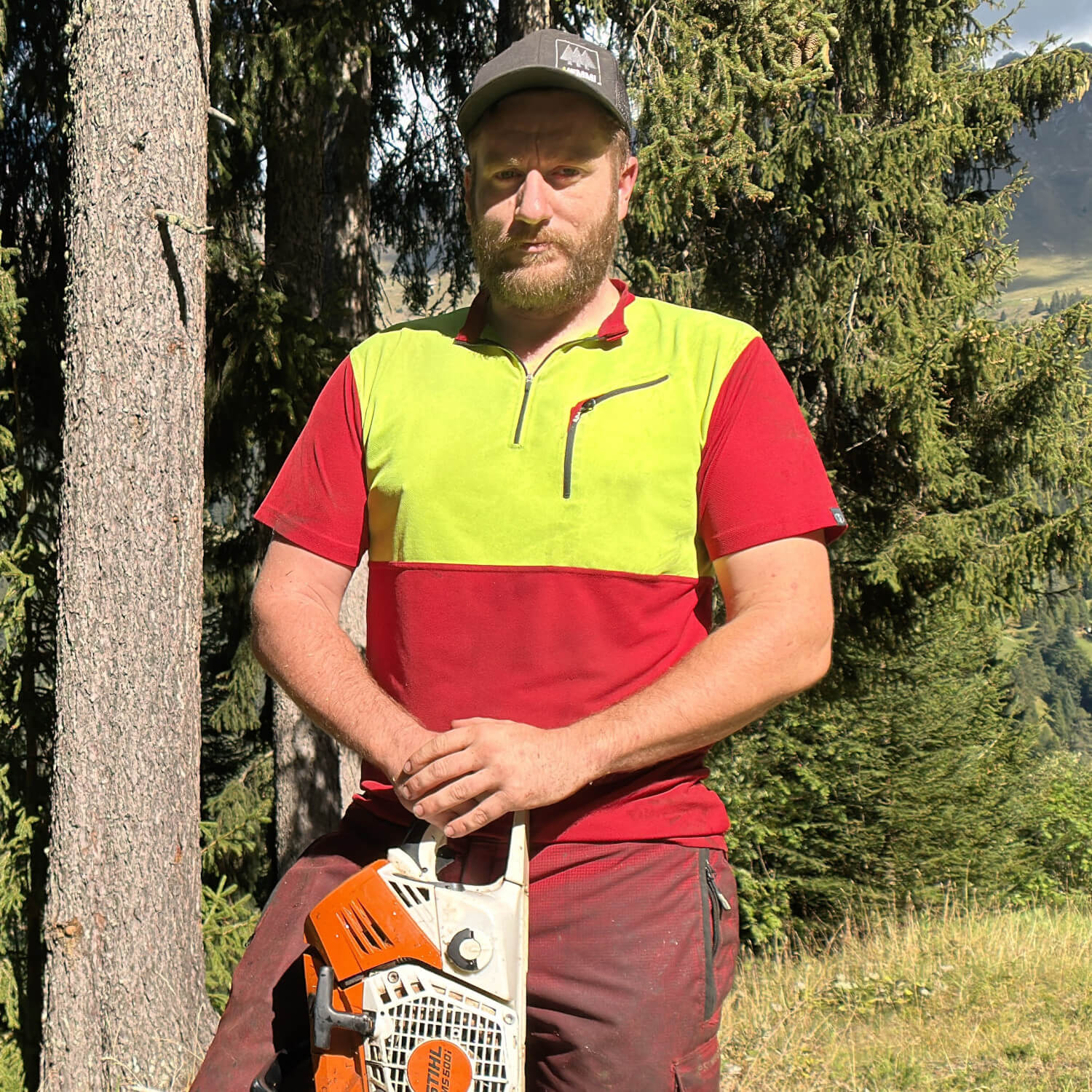 Mann mit Motorsäge im Wald - Lukas Stauffer, Forstarbeiter der Hemmi Forst AG, Churwalden